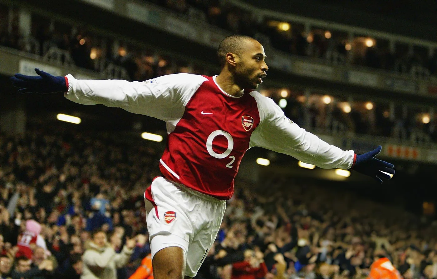 Thierry Henry celebrando con la camiseta retro del Arsenal