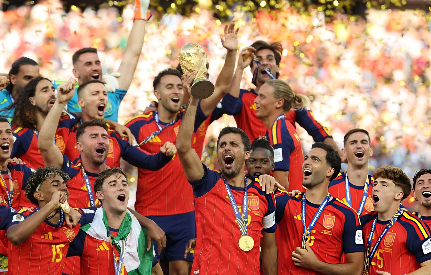 Selección de España celebrando con el trofeo del Mundial